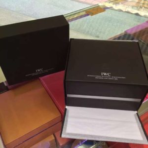 Alternative view of IWC replica scatola box cofanetto portaorologi completo booklet service