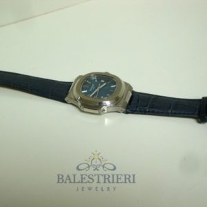 Alternative view of patek philippe replica nautilus acciaio blue dial strip leather orologio imitazione