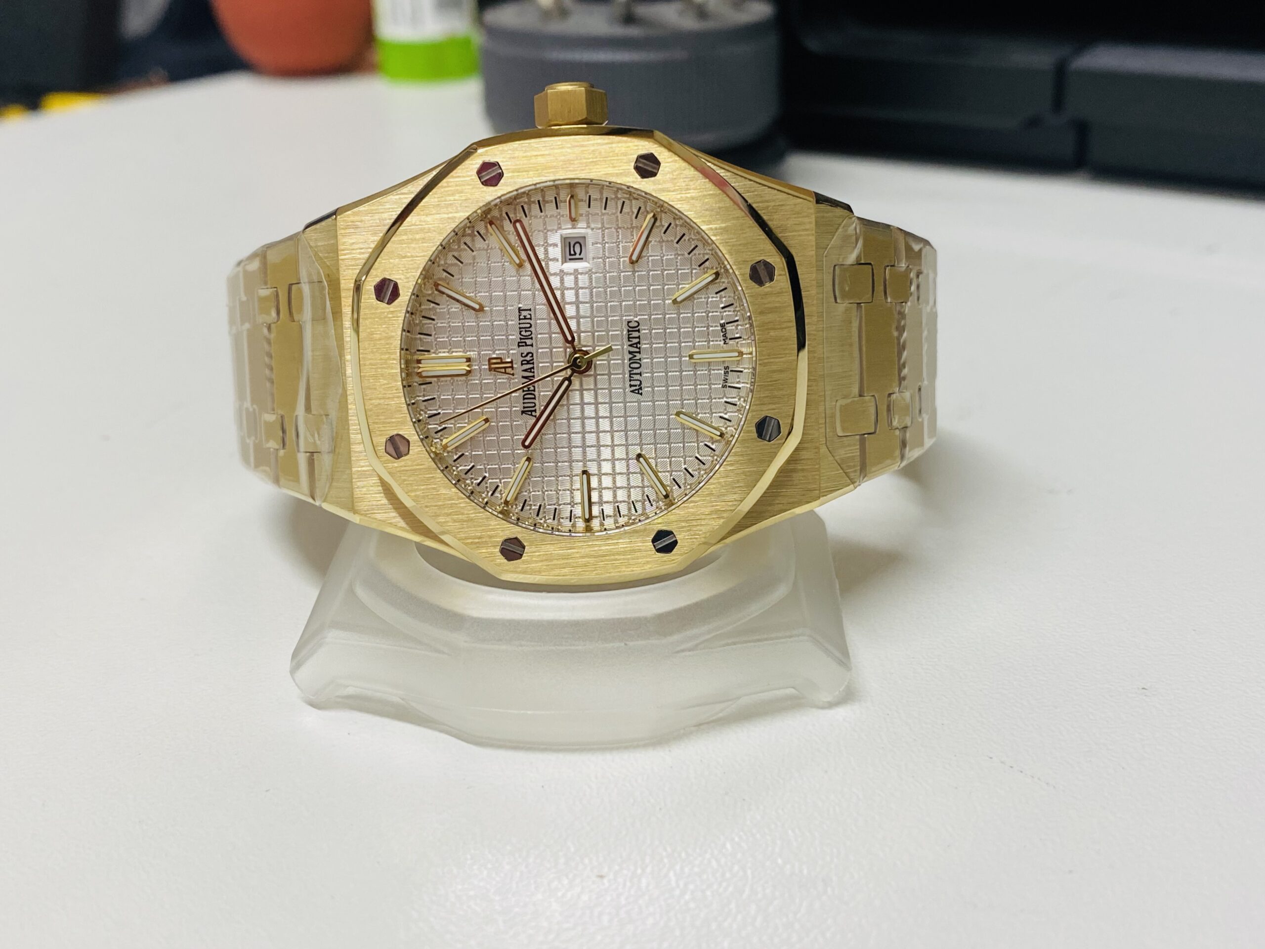 Audemars Piguet replica royal oak yellow gold 15500 argentèè dial - immagine 2