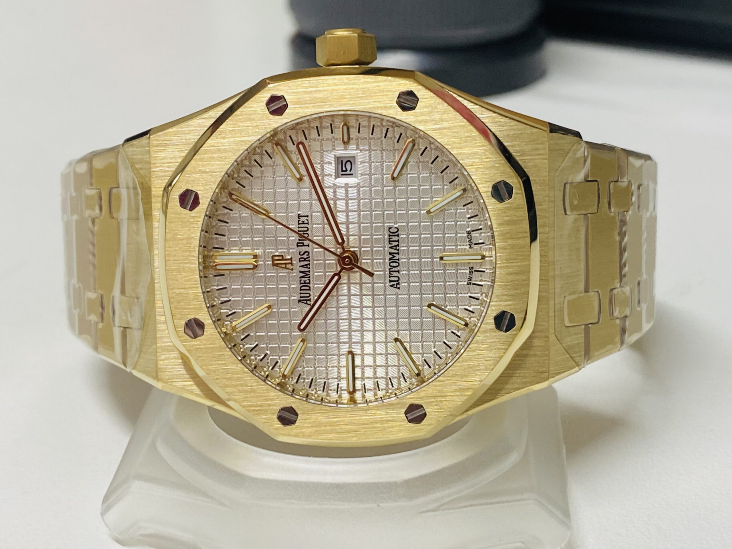 Audemars Piguet replica royal oak yellow gold 15500 argentèè dial