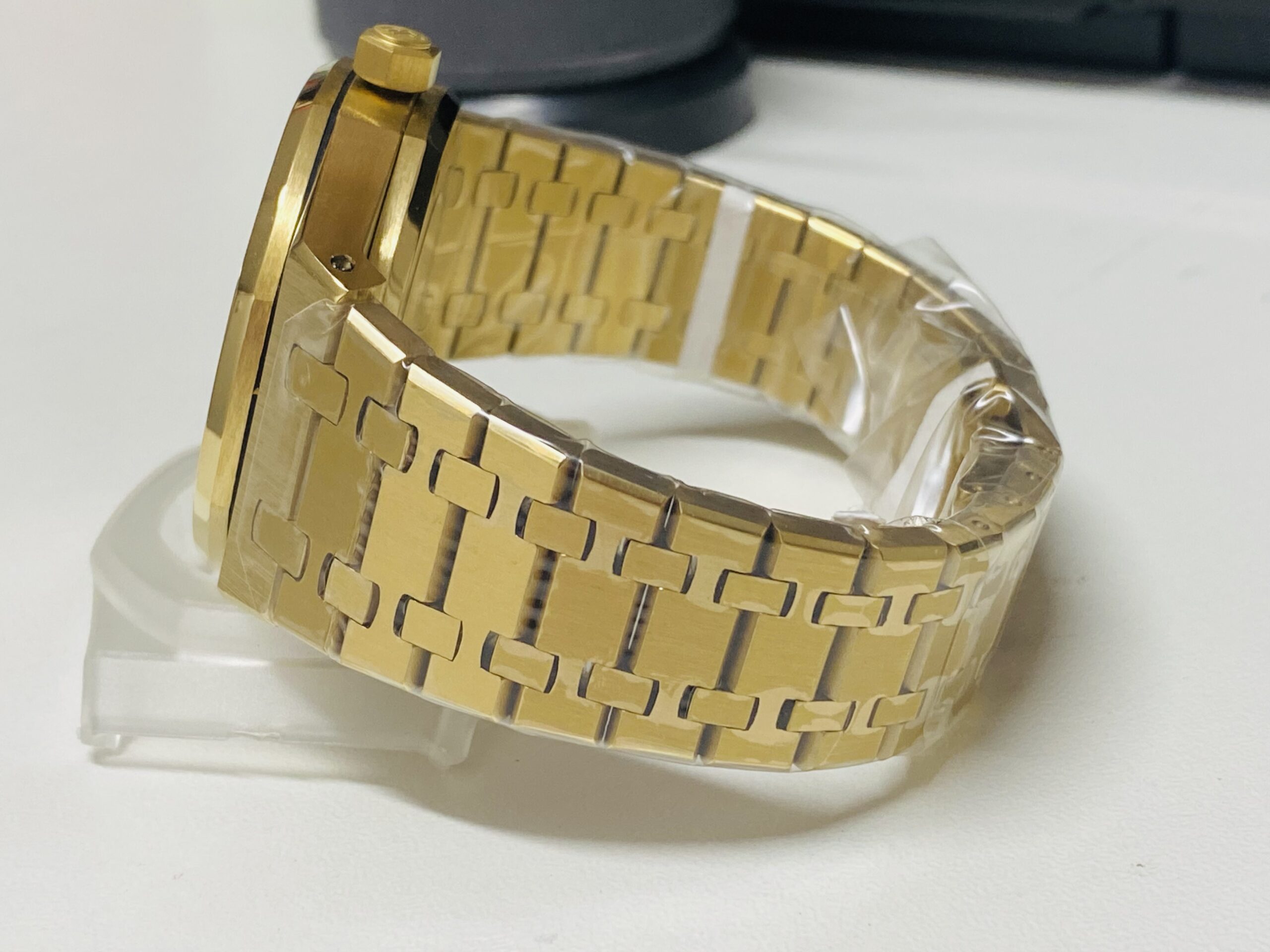 Audemars Piguet replica royal oak yellow gold 15500 argentèè dial - immagine 4