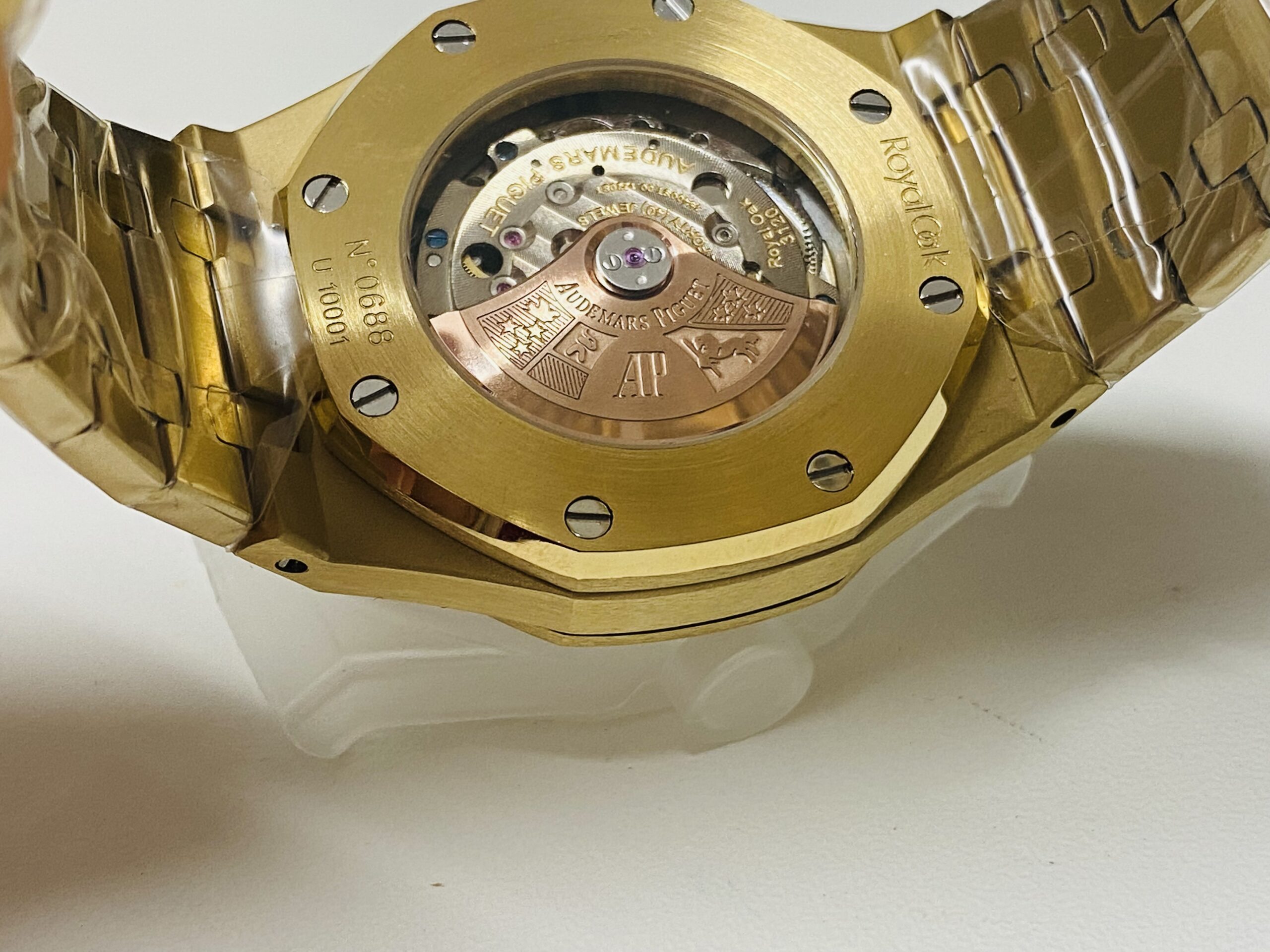 Audemars Piguet replica royal oak yellow gold 15500 argentèè dial - immagine 6