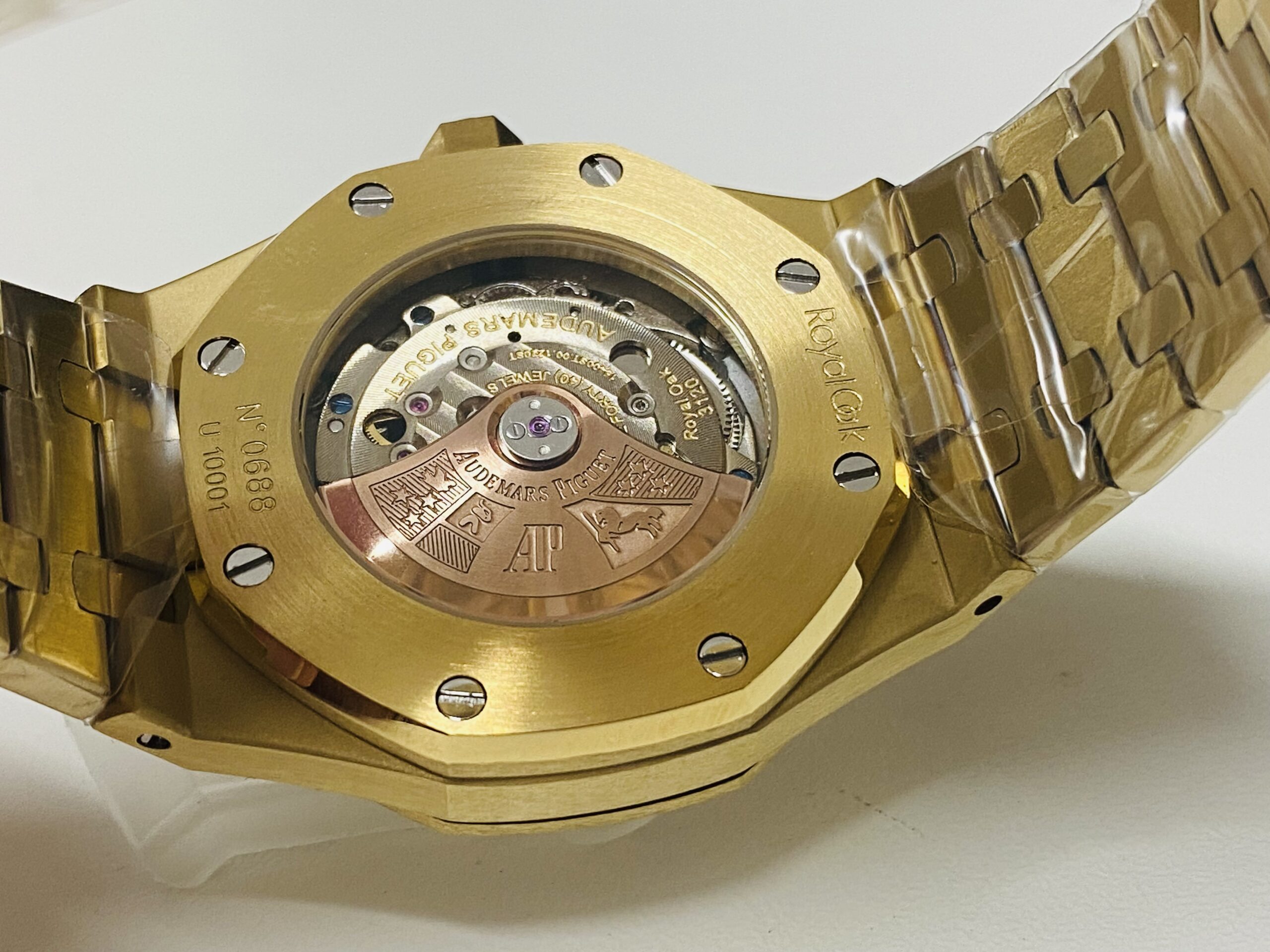 Audemars Piguet replica royal oak yellow gold 15500 argentèè dial - immagine 7