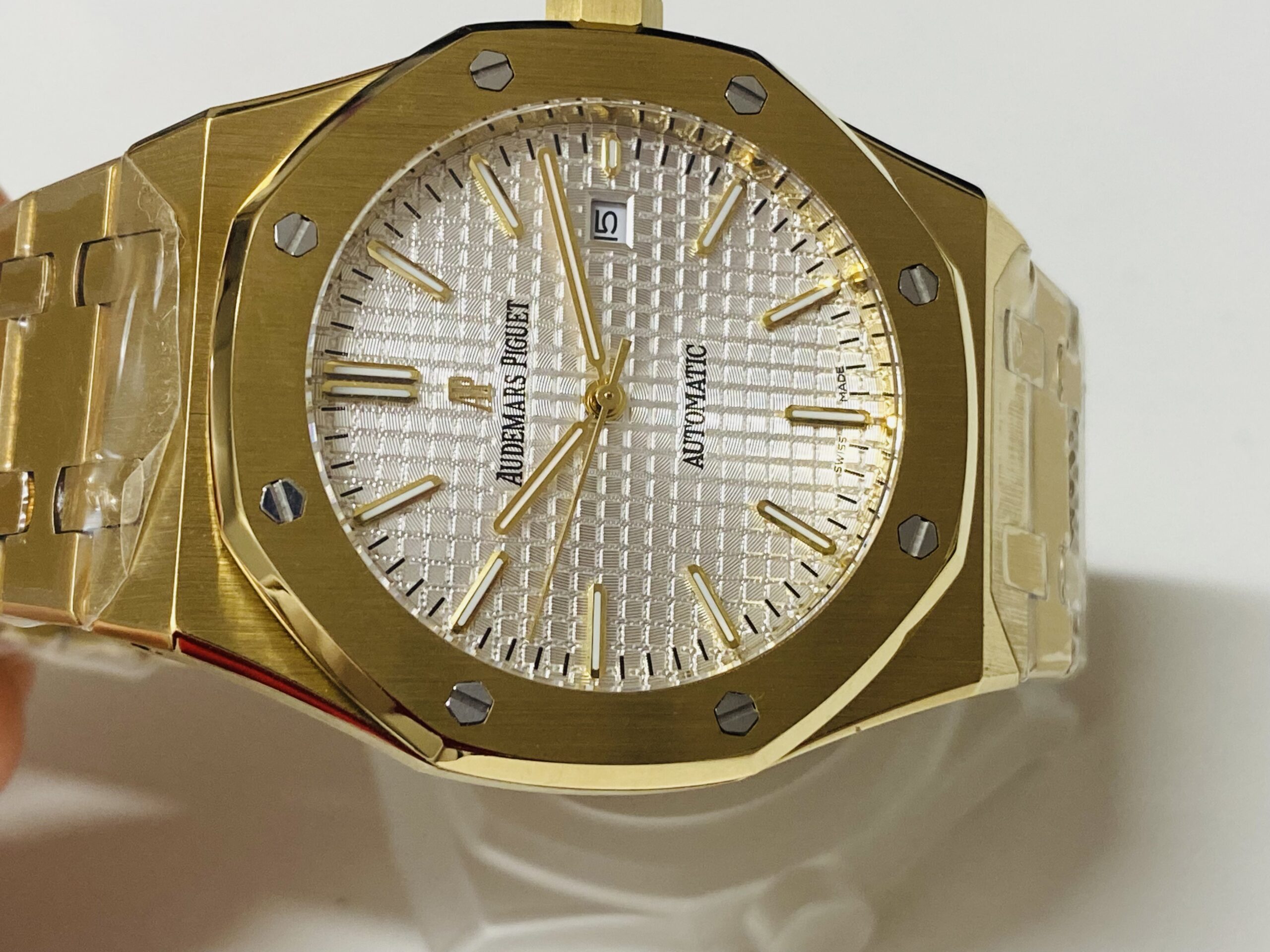 Audemars Piguet replica royal oak yellow gold 15500 argentèè dial - immagine 8