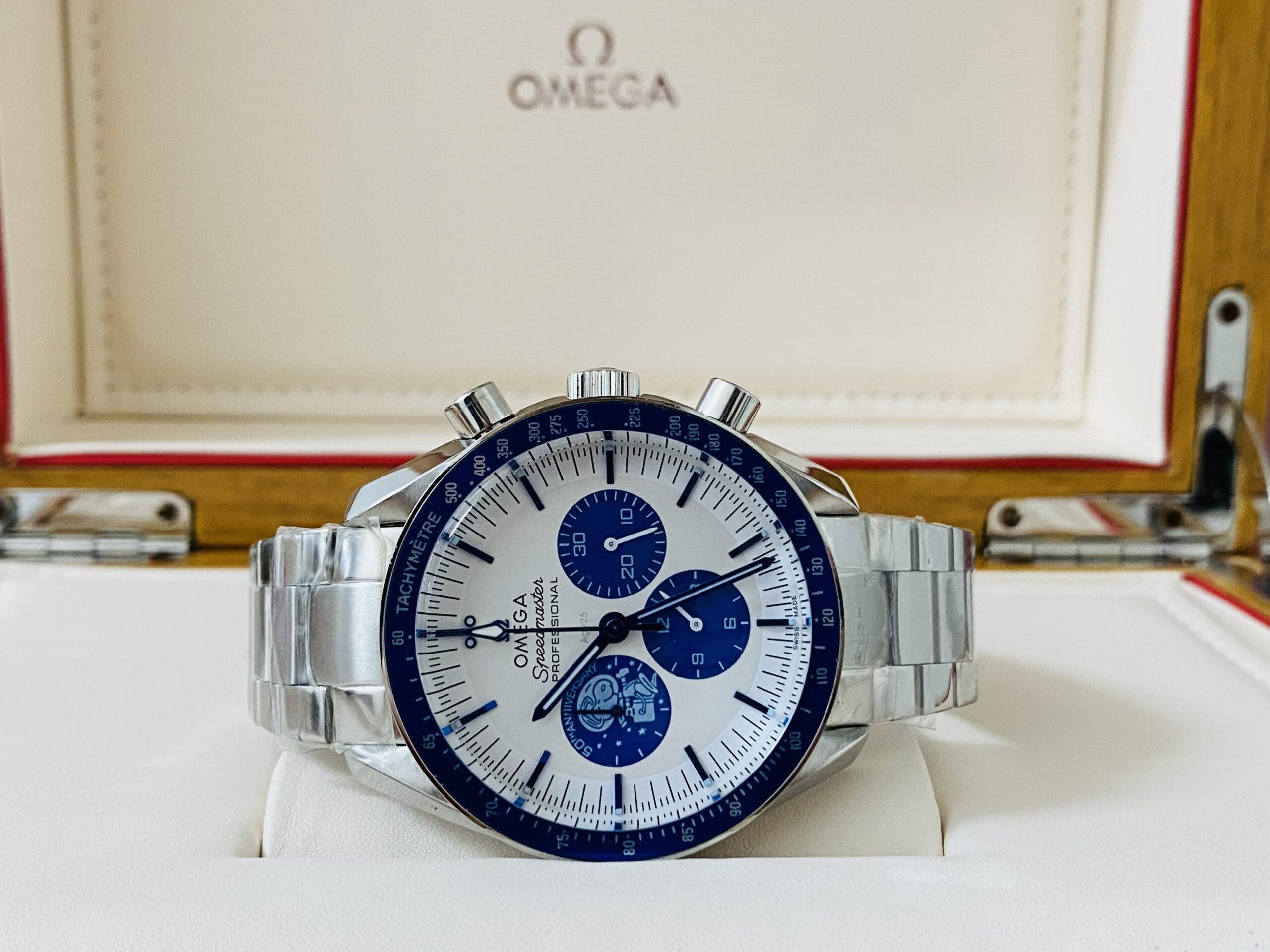 Omega replica speedmaster snoopy 50th anniversary